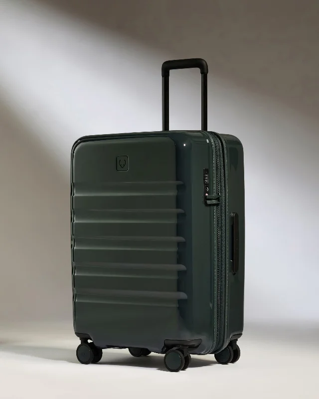 Travel Shoe Bags in Polyester with Ventilation Holes in KhakiMedium Suitcase in Green Gloss - Icon Stripe